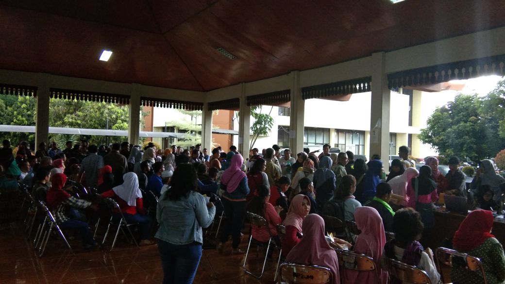 Ratusan warga melakukan registrasi KS-NIK di Pendopo, Kantor Pemkot Bekasi
