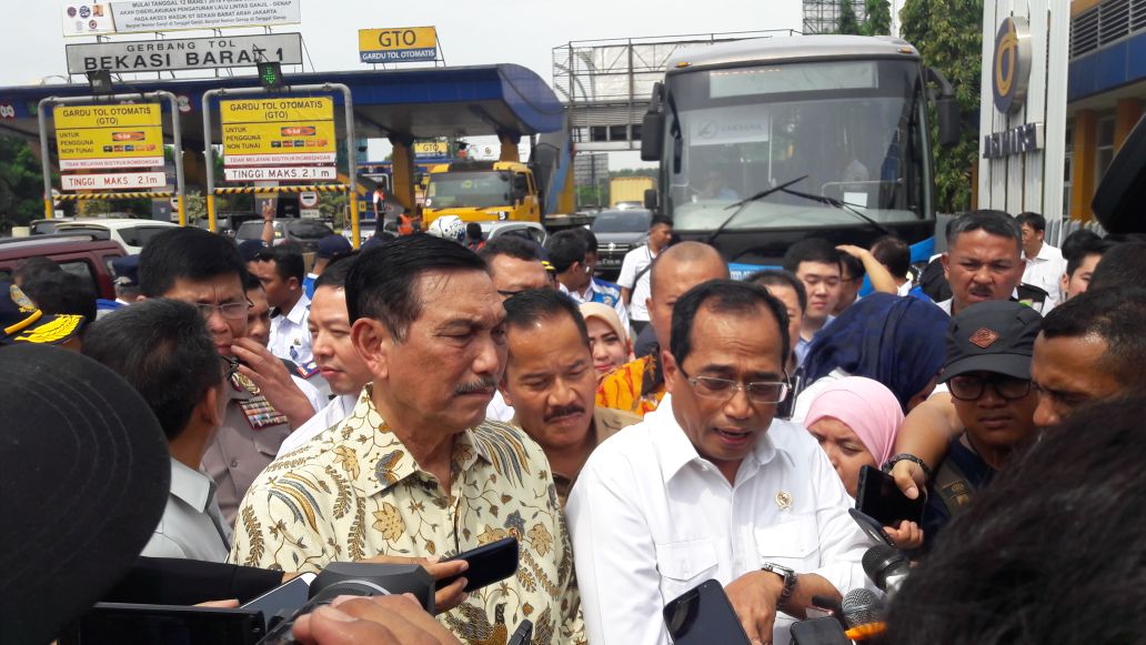 Menko Maritim Luhut Binsar Panjaitan dan  Menhub Budi Karya Sumadi, usai meninjau  perisiapan pelaksanaan aturan ganjil-genap di pintu tol Bekasi Barat. 