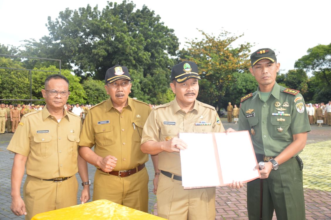Pjs Wali Kota Bekasi Ruddy Gandakusumah,  Dandim 0507 Letkol Wawan Kusnendar, usai menandatangani MoU program TMMD TA 2018