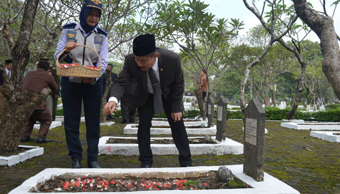 Pjs Wali Kota Bekasi, Ruddy Gandakusuma, melakukan tabur bunga di TMP, Bulak Kapal, Jumat (9/3) 