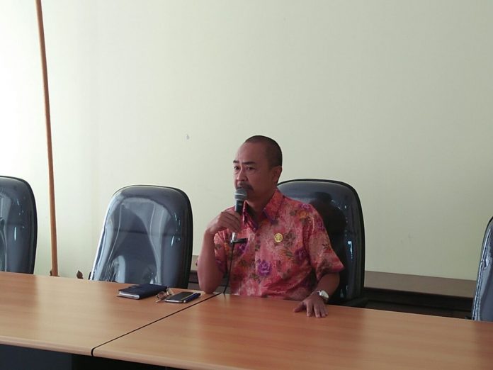 Sekretaris Daerah Kota Bekasi, Rayendra Sukarmadji, saat memberikan keterangan kepada wartawan di ruanng rapat Kantor Sekda, Kamis (20/3)