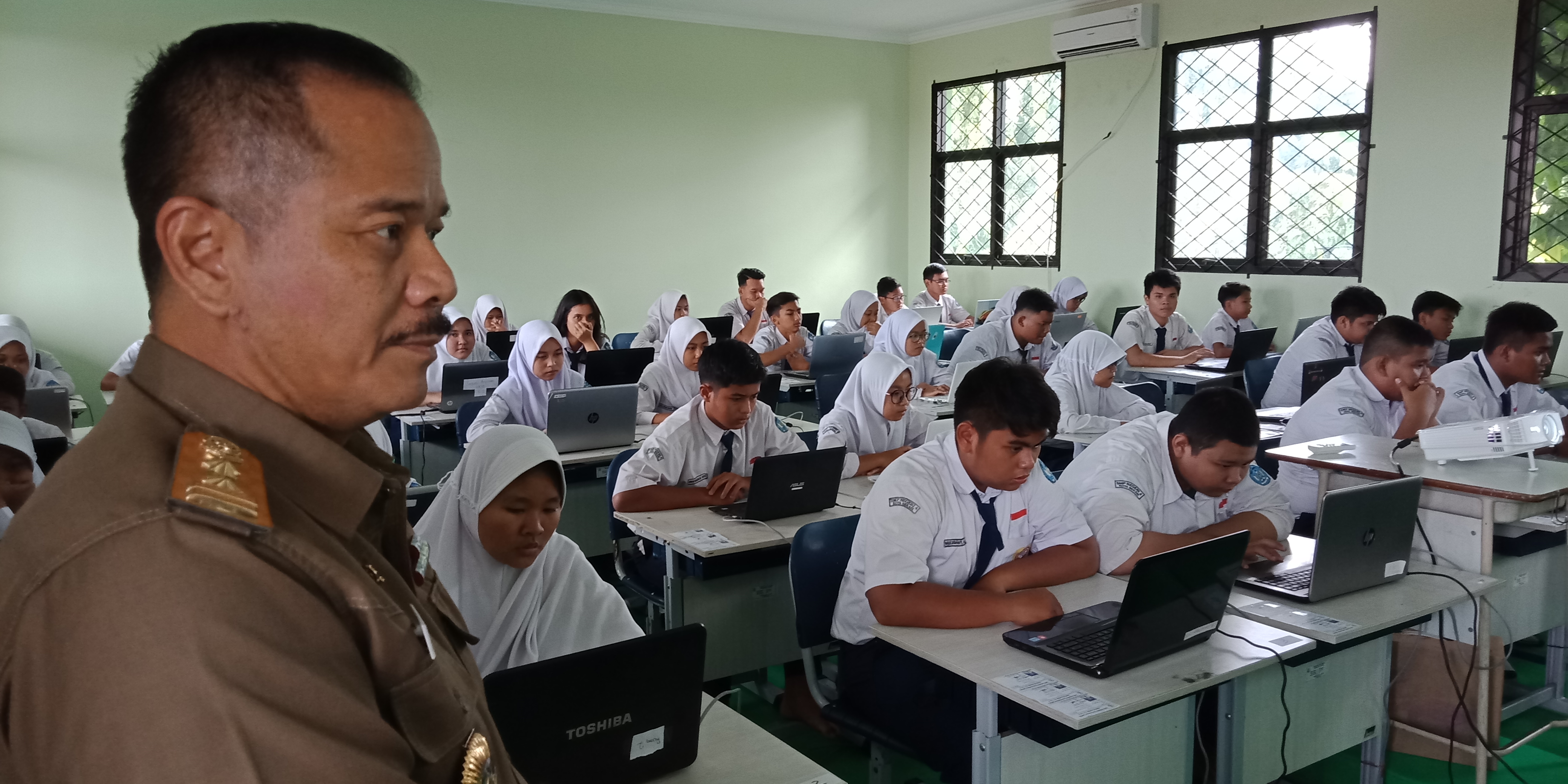 Pj Wali Kota Bekasi, Ruddy Ganda Kusumah, saat monitoring UNBK di SMPN 4 Bekasi, Senin (23/4)