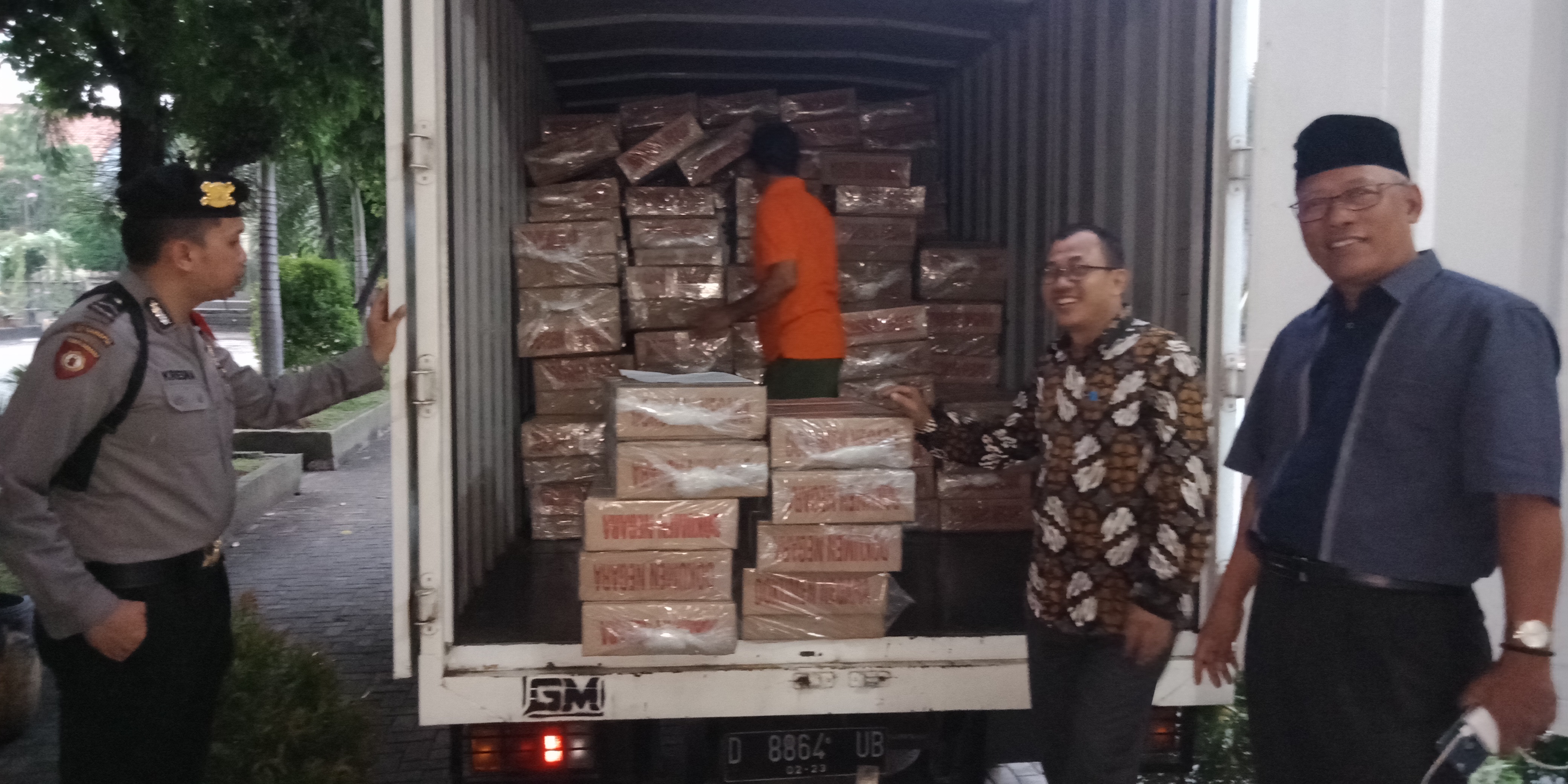 Kadisdik, Alie Fauzi, Sekdisdik, Inayatulah, dan Polisi, sedang 
 memantau kegiatan bongkar soal UN di SMPN 2 Bekasi, Kamis (19/4)