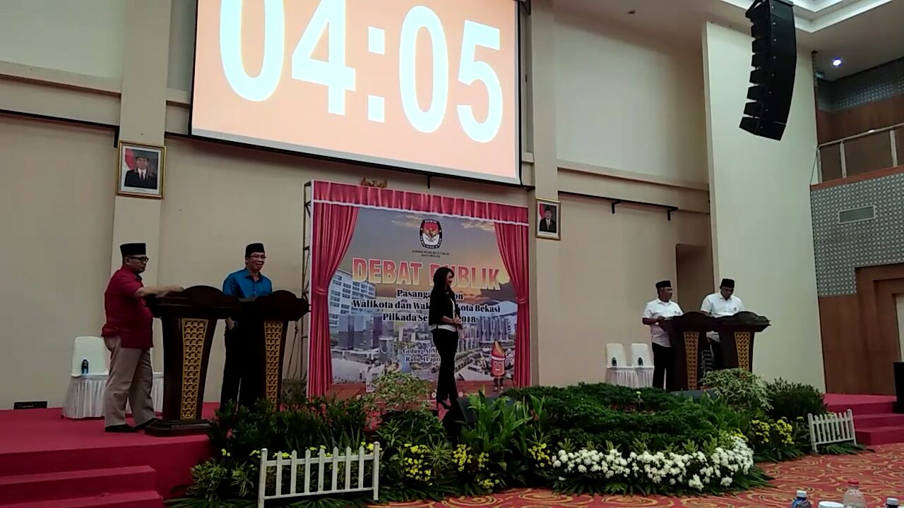 Debat Publik Terbuka, Paslon Wali Kota dan Wakil Wali Kota Bekasi, diselenggaraan oleh KPUD, di Gedung Serbaguna Al-Muhajirien Bekasi, di Jalan Cut Mutia No. 53, Margahayu, Bekasi Timur, Rabu (11/4)