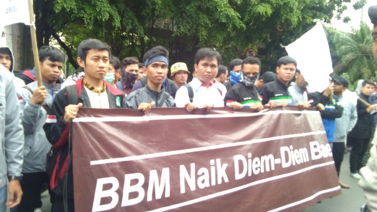 KAMMI Se-Jabodetabek menggelar aksi kepung kantor Pertamina, Gambir Jakarta Pusat