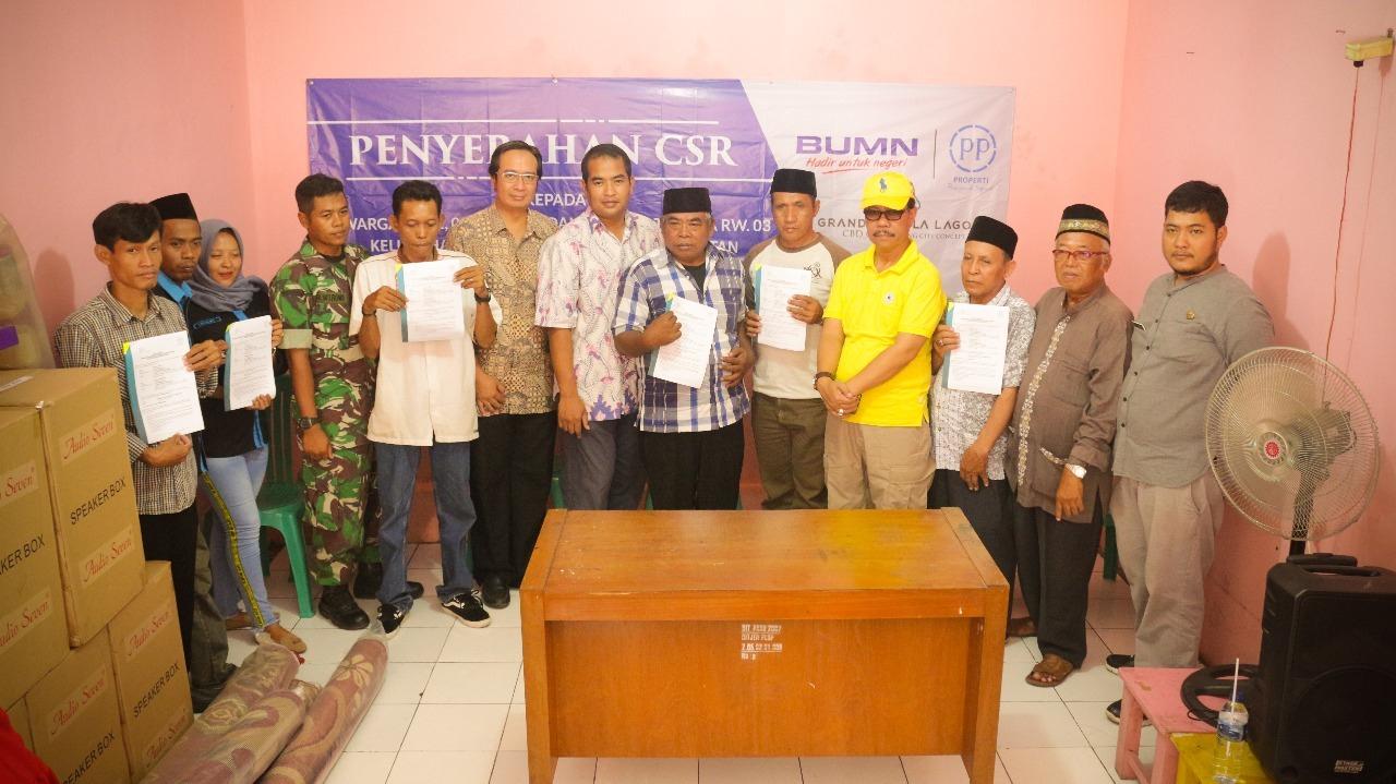 Grand Kamala Lagoon menyerahkan CSR kepada warga lingkungan RW 03, Pekayon Jaya, Bekasi Selatan