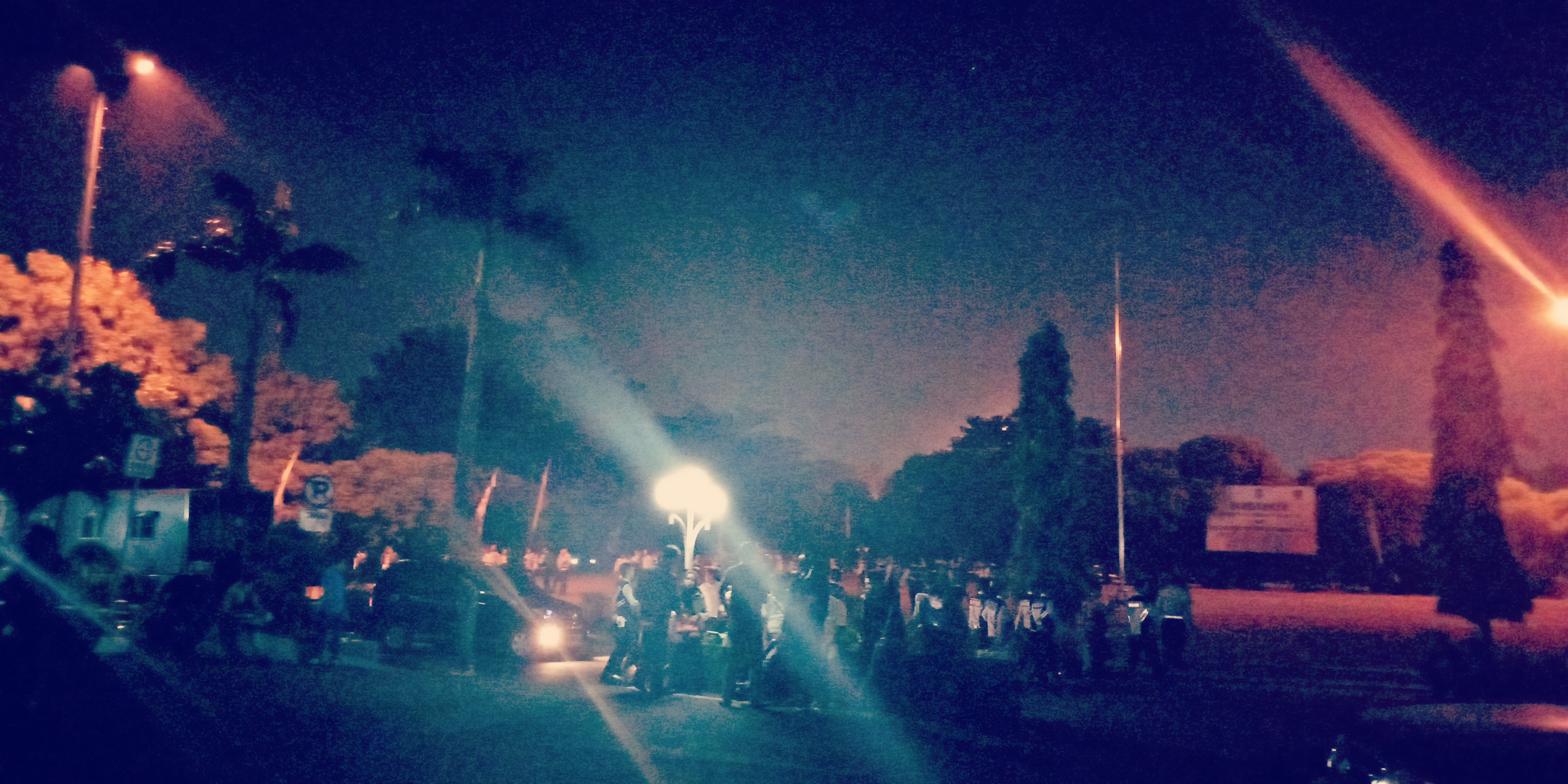 Pegawai Pemkot Bekasi berkumpul usai mendapat informasi pembatalan kegiatan rajia miras 