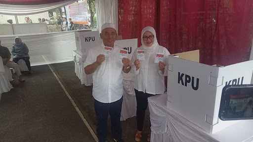 Rahmat Effendi dan istri saat pencoblosan/net