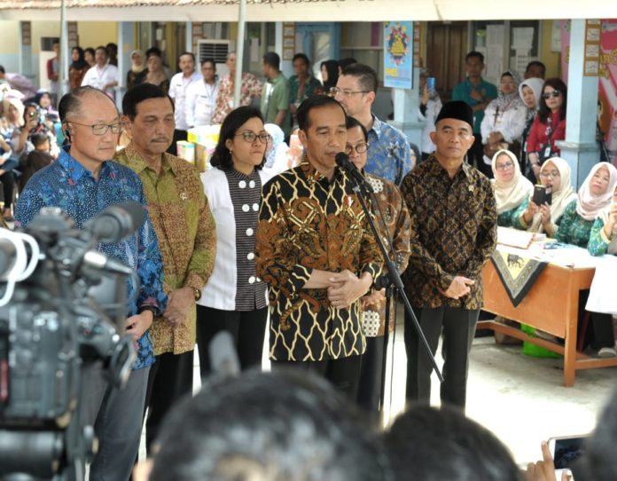 Jokowi dan rombongan blusukan di Posyandu Desa Caringin, Bogor, Jawa barat