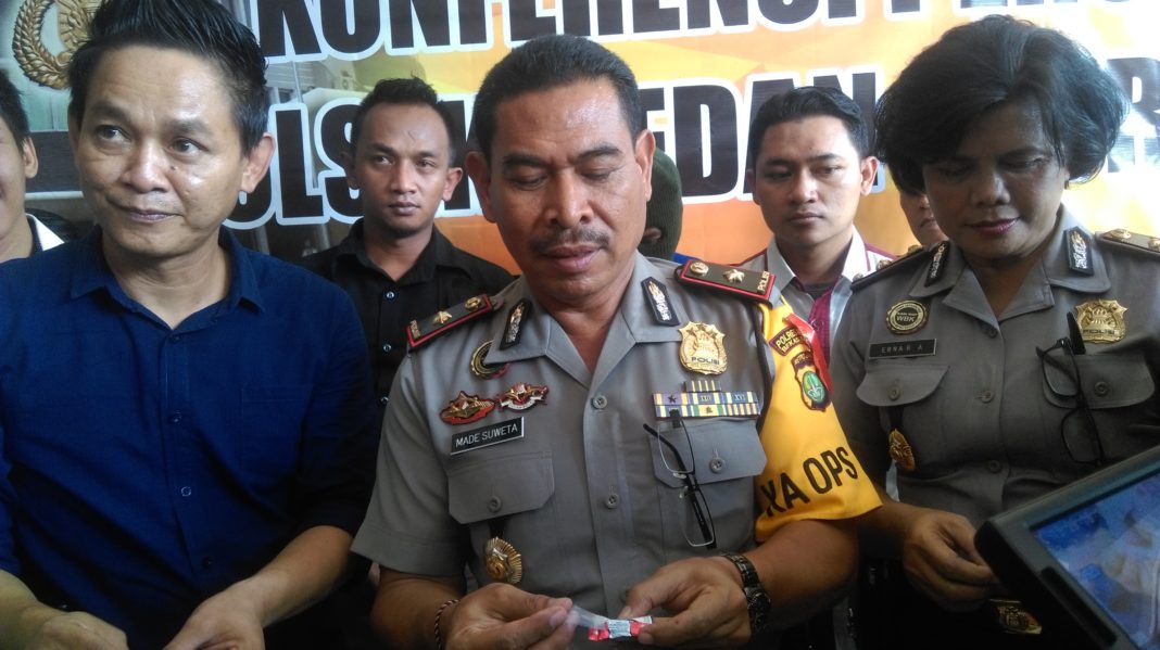 Kapolsek Medan Satria, KomPol I Made Suweta saat menunjukkan barang bukti sabu yang diberi kemasan permen.