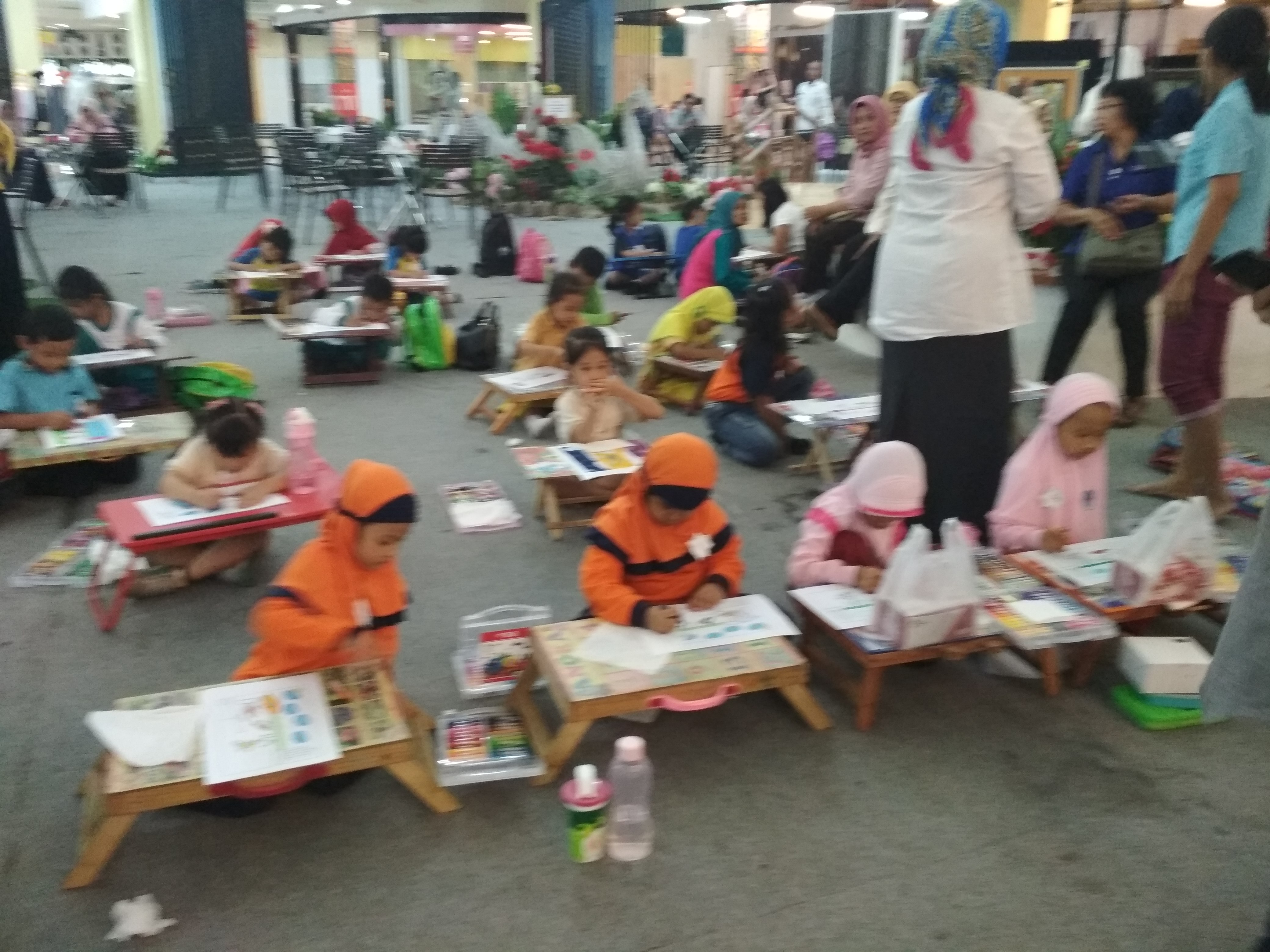 Lomba mewarnai menyambut Peringatan Hari Anak Nasional Indonesia di Blu Plaza