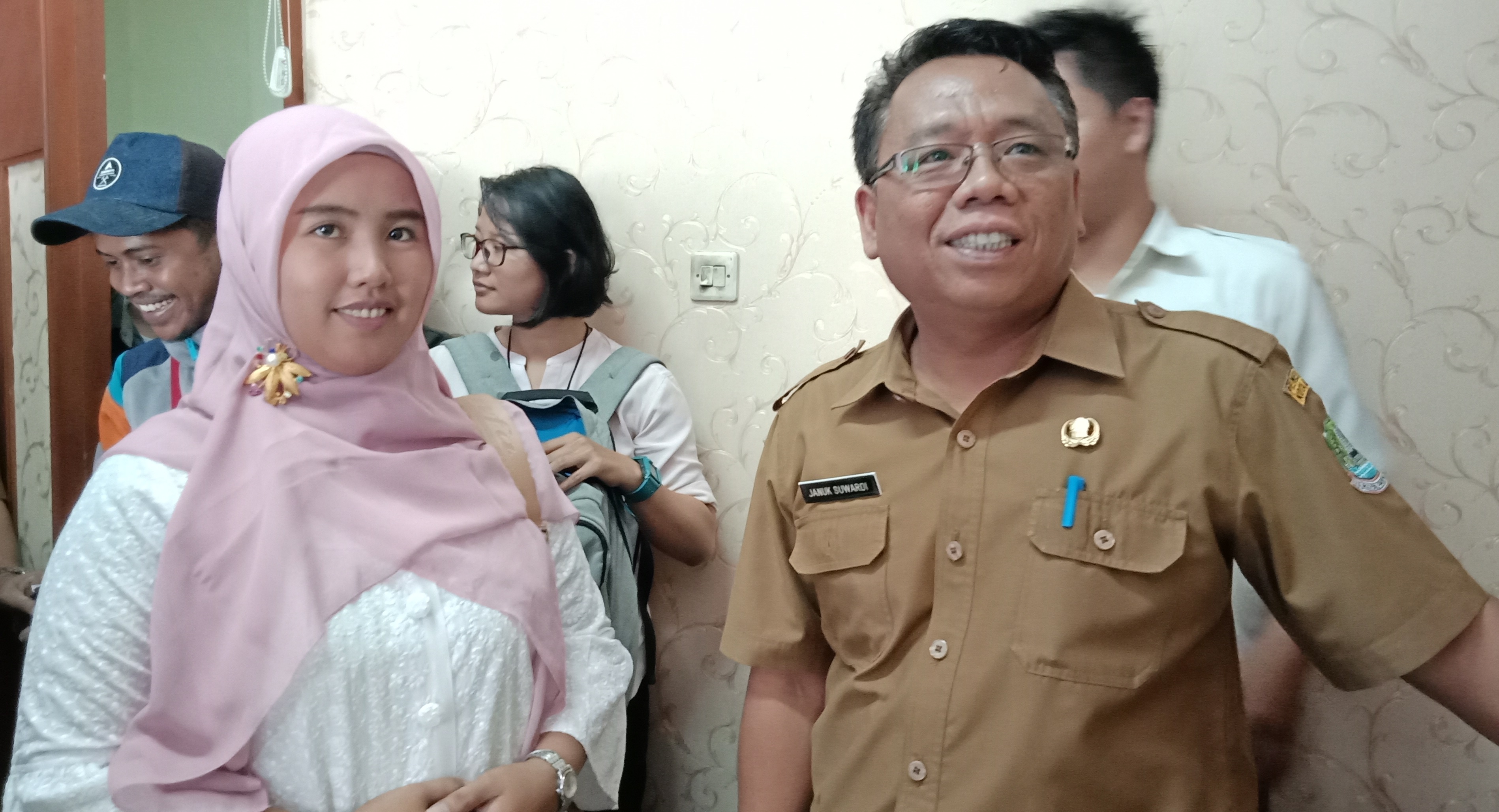 Guru SDIT Darul Maza, Robiatul Adawiyah (28), didampingi Kepala UPTD SD, Kecamatan Jatiasih, Januk Suwardi, saat mendatangi Kantor Disdik Kota Bekasi
