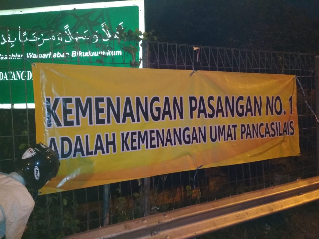 Spanduk terpasang didekat Tol Timur