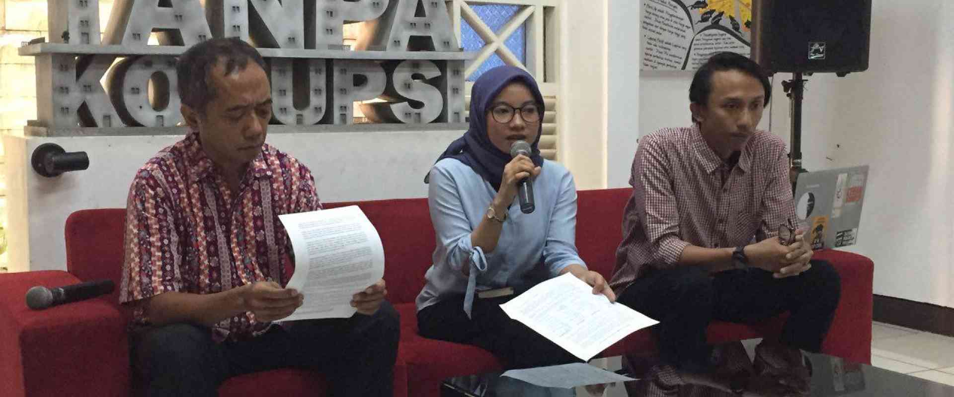 kordinator korupsi politik ICW,  Almas Sjrafina dslam keterangan persnya.
