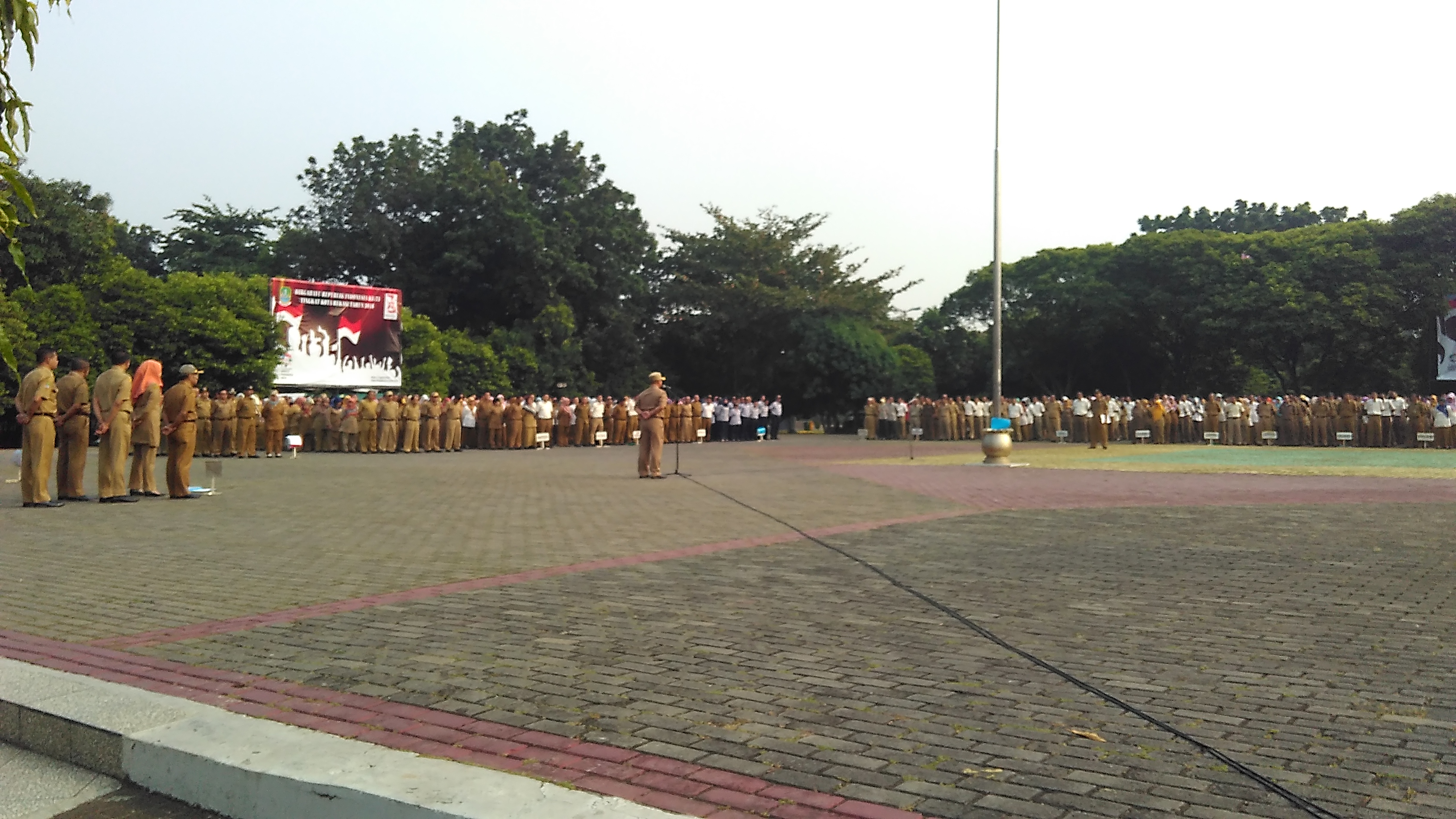 Suasana apel di halaman pemkot Bekasi 
