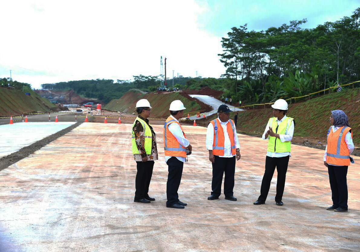 Presiden RI, Jokowi, tengah meninjau pembangunan Jalan Tol Batang Semarang Seksi 1 di Desa Tegalsari Kecamatan Kandeman Kabupaten Batang,net