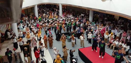 Ribuan pelajar ikuti gelaran “Bekasi Menari” di Laagon, Evenue, Bekasi.