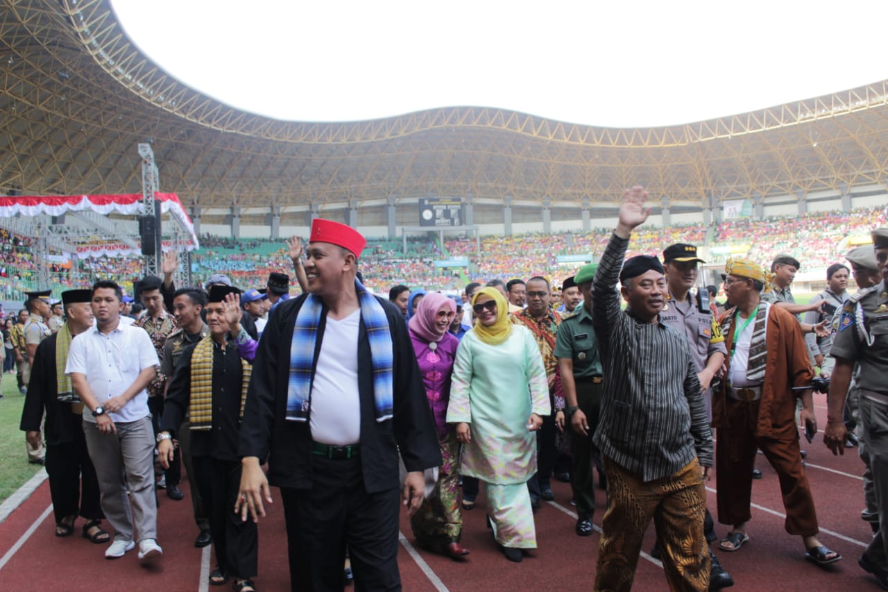 Rahmat Effendi dan Tri Adhiatmo pada perhelatan apel akbar di Stadion Patriot Chandrabaga, Kota Bekasi