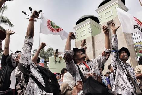 Ribuan tenaga honorer di Kabupaten Bekasi menggelar aksi demonstrasi