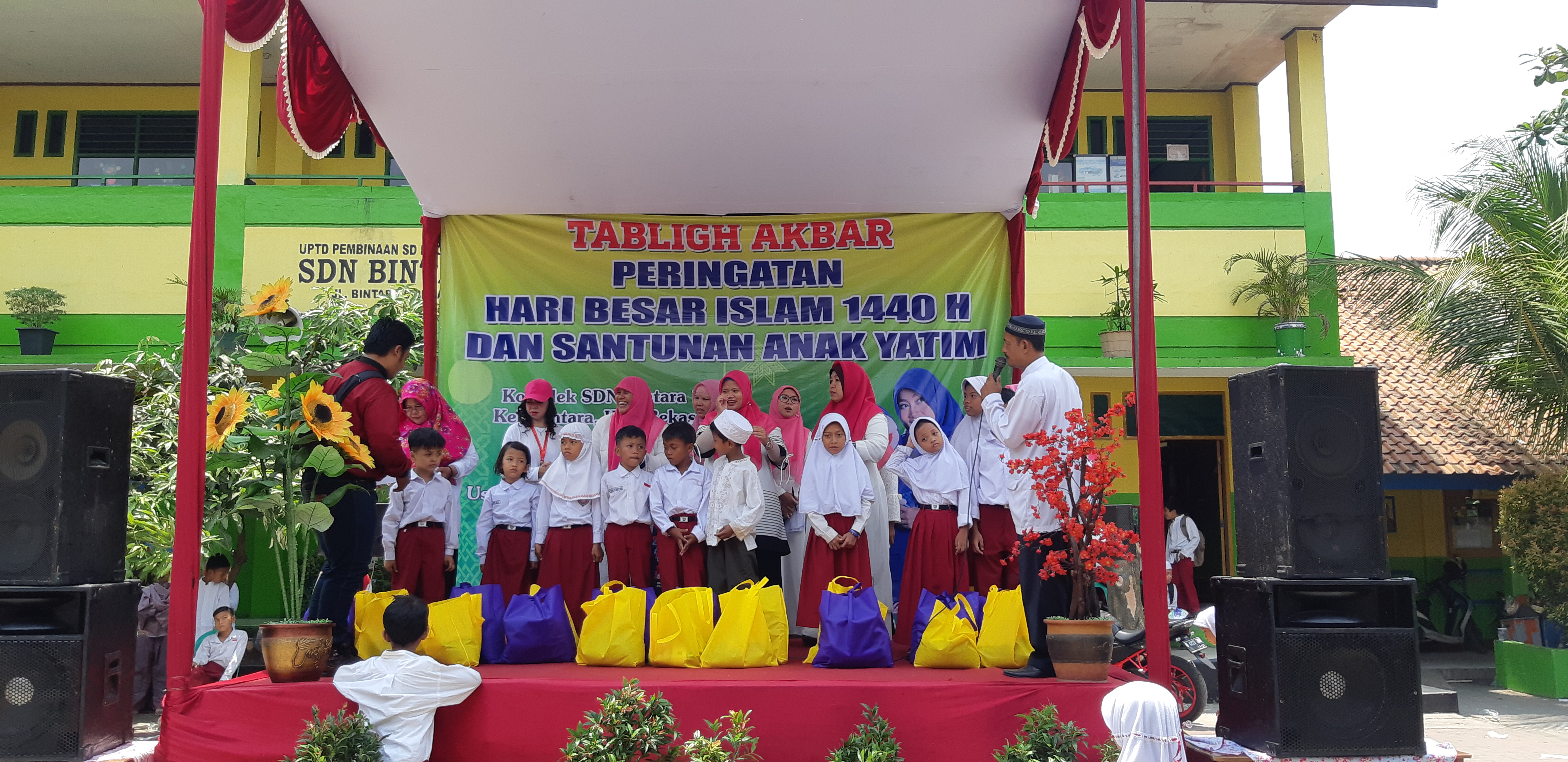 Pemberian santunan SD Bintara 01,03,08 Kota Bekasi