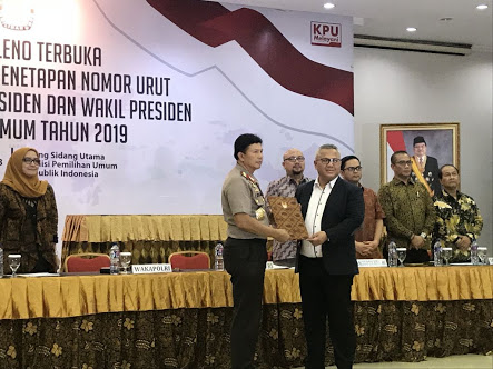 Wakapolri Komjen Ari dono menyerahkan secara simbolis daftar nama petugas yang mengamankan paslon Capres dan Cawapres