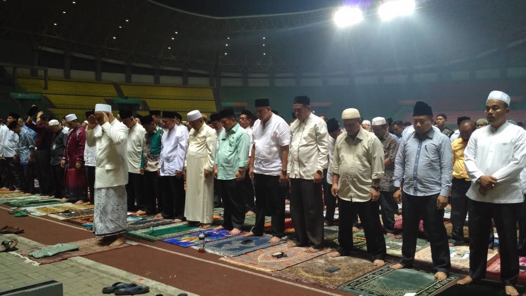 Pelaksanaan istighosah di Stadion Patriot Chandrabaga