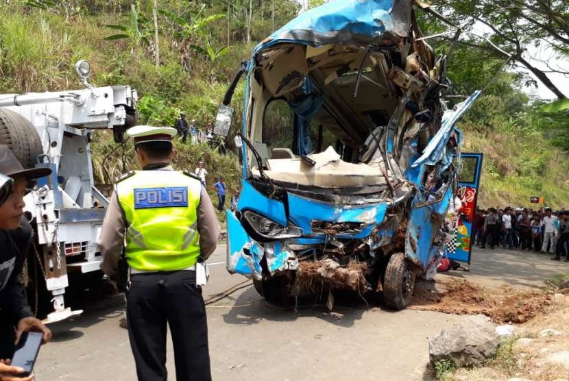 Kecelakaan bus di Cikidang Sukabumi