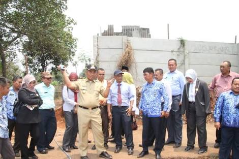 Ramat effendi meninjau lahan yang akan di jadikan TPU