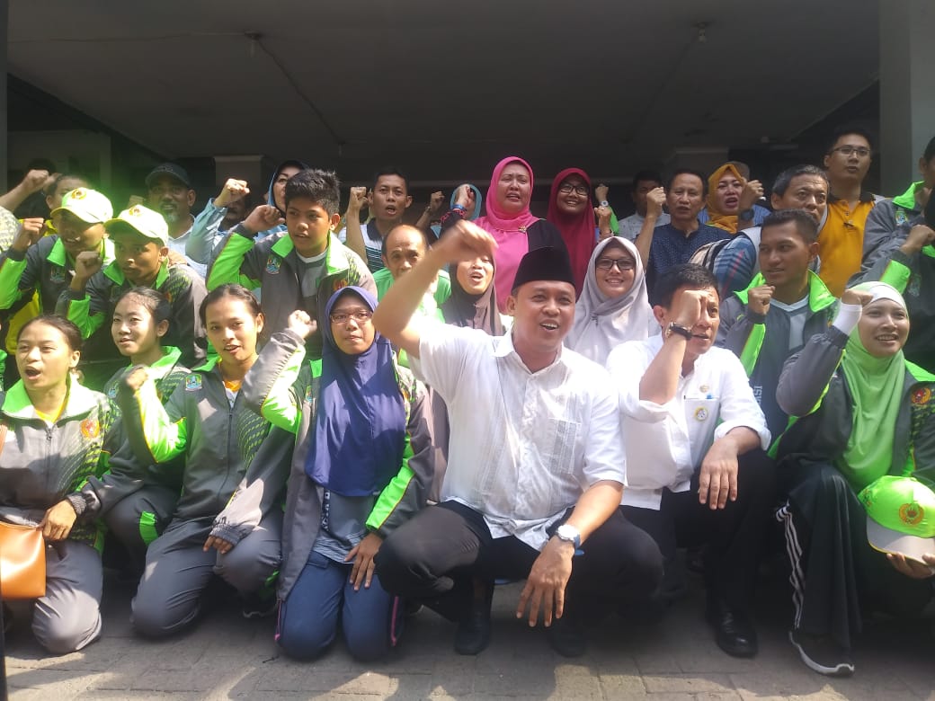 Walikota Bekasi, Tri Adhianto melepas atlit yang akan mengikuti Pekan Olahraga Daerah (Porda)