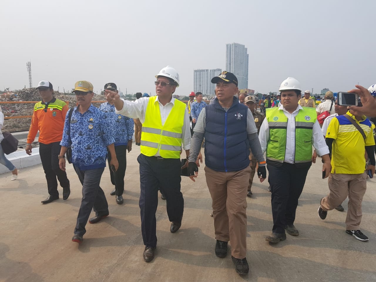 Wali Kota Bekasi, Rahmat Effendi, didampingi Project Director, Putu Adi Priyatna, ketika meninjau kawasan apartemen Grand kamala Lagoon Bekasi