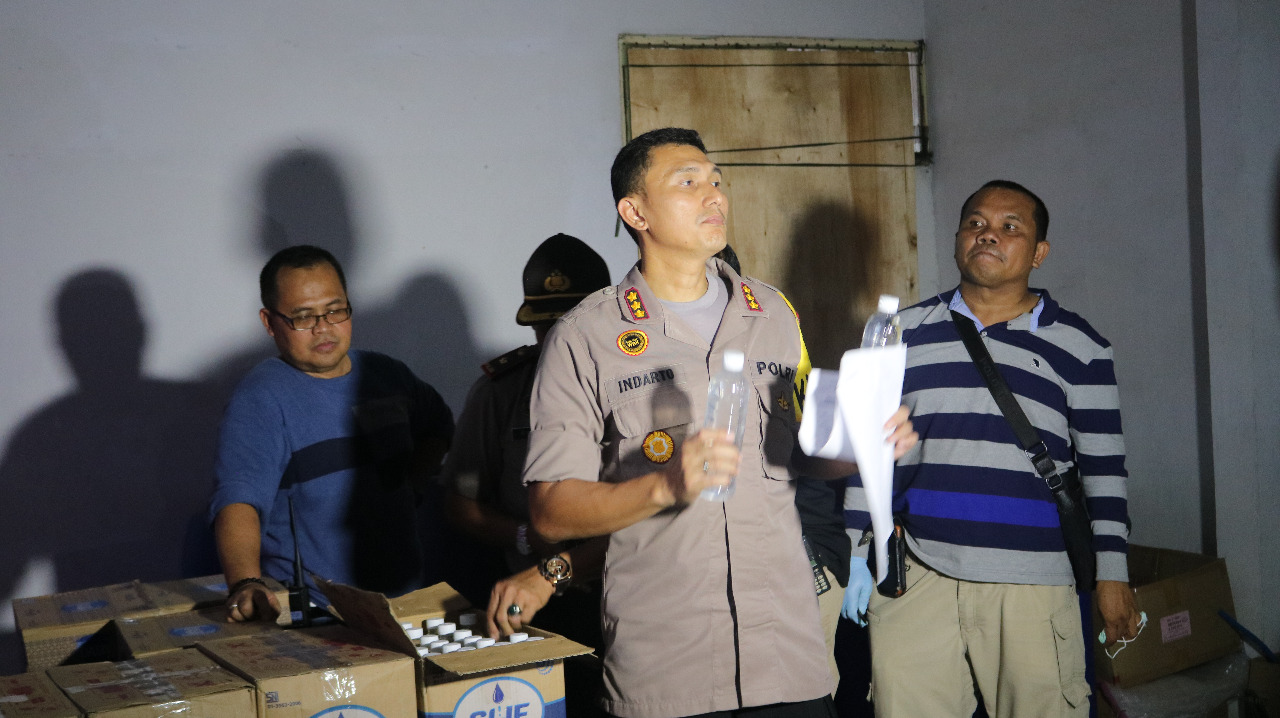 Kapolres Metro Bekasi Kota Kombes Pol Indarto, tengah menujukkan barang bukti miras kemasan air mineral 600 ml 