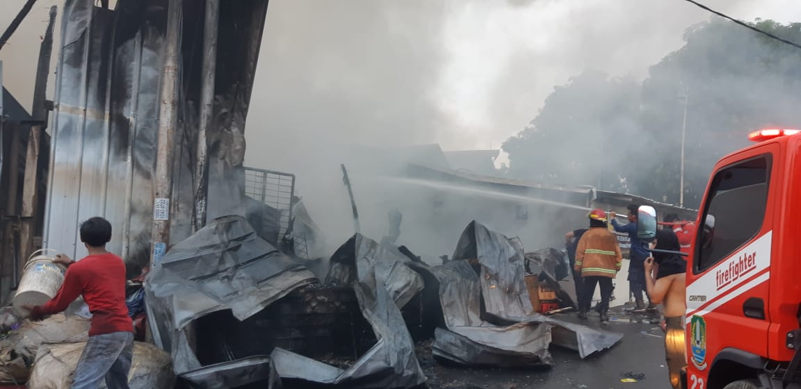 Petugas pemadam kebakaran tengah memadamkan sebuah rumah di Jalan Rawa Bambu Bulak Rt 04 Rw 9 Kelurahan Kali Baru Kecamatan Medan Satria Kota Bekasi yang  ludes terbakar.