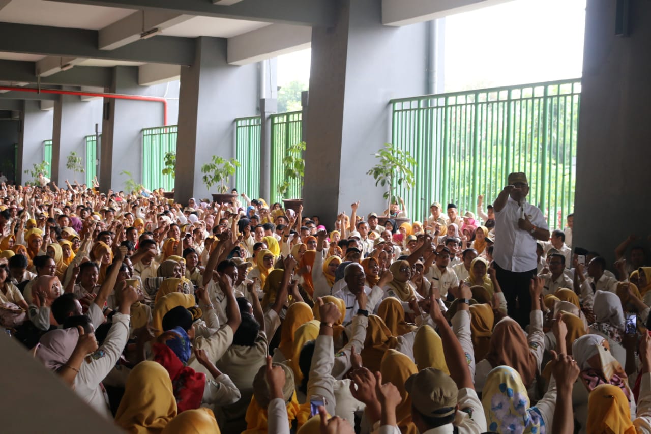 Walikota Bekasi, Rahmat Effendi bersama ribuan  TKK dan GTK Kota Bekasi