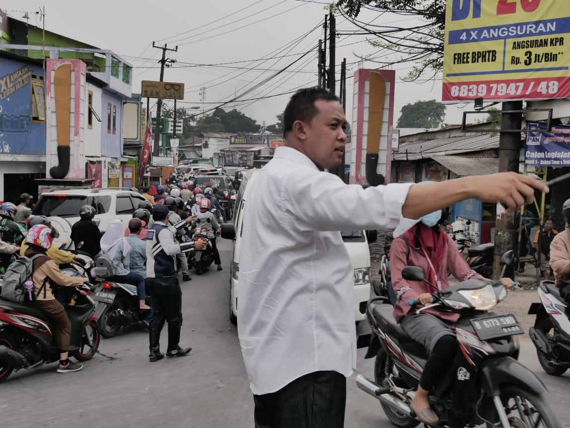 Wakil walikota Tri adhianto saat membantu petugas Dishub urai kemacetan