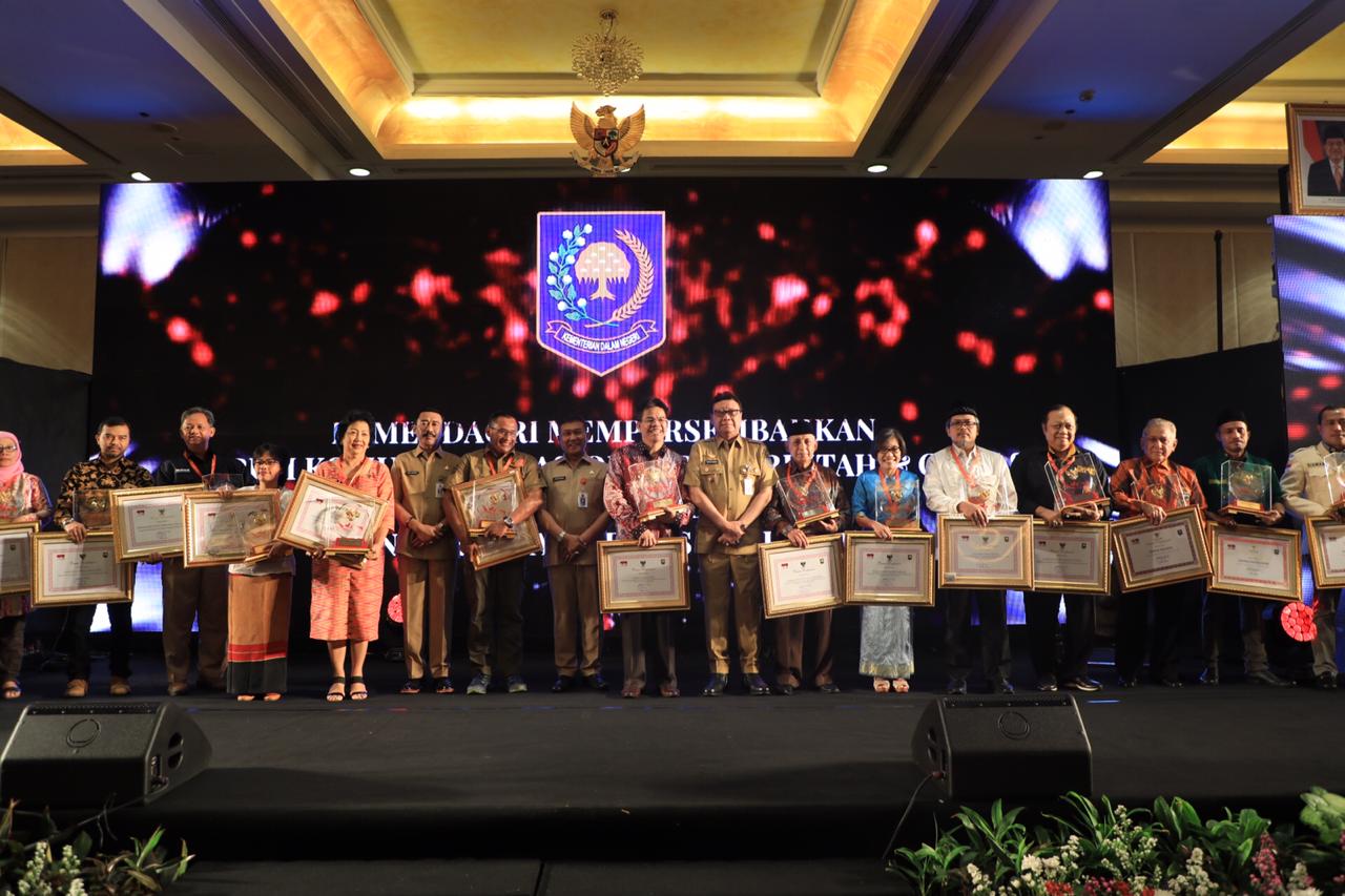 Mendagri, Tjahyo kumolo memberikan penghargaan bagi Ormas yang memberikan kontribusi positif bagi negara