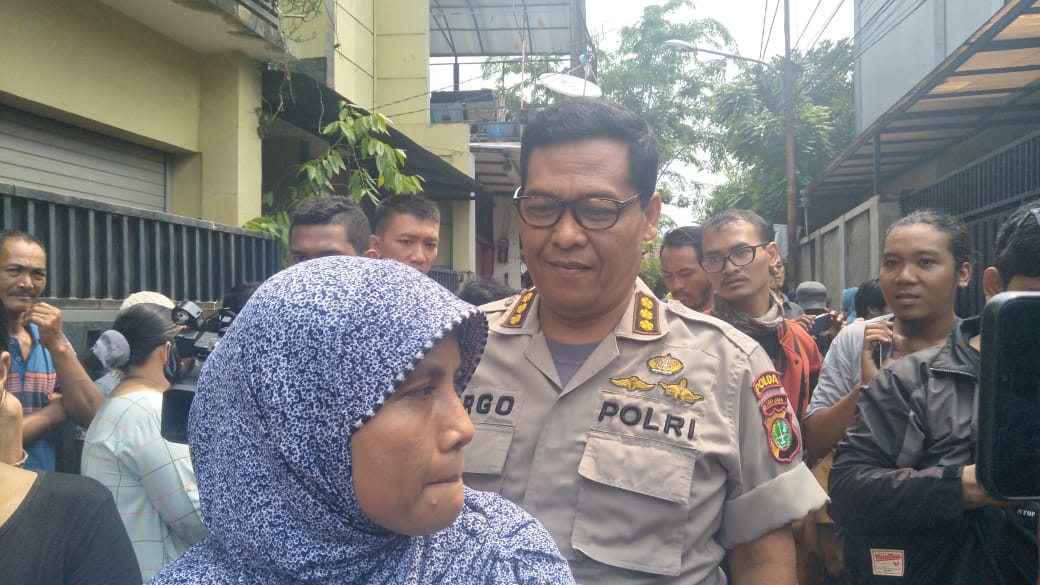 Polda beserta Polres Bekasi kota dan polsek membentuk tim gabungan mengungkap kasus pembunuhan satu keluarga di Kota Bekasi