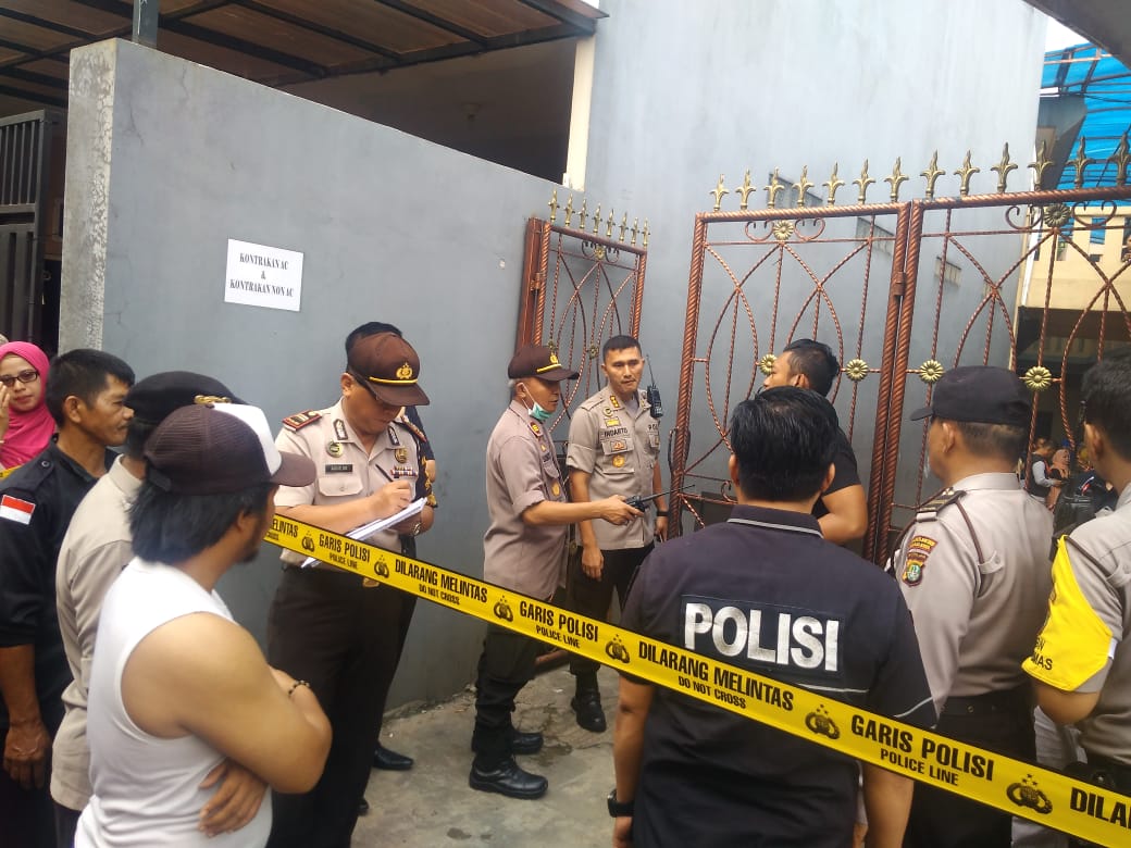 Polisi mendatangi sebuah rumah di Gang Bojong Nangka 2 Rt 002 Rw 07, Jatirahayu, Pondok Melati Kota Bekasi, diduga korban pembunuhan ,