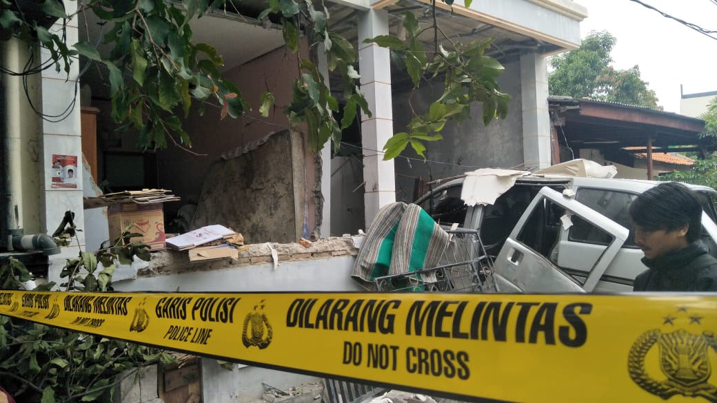 Rumah di Perum Harapan Baru 2 Jalan Gurame 2 Blok E2  nomor 14 Rt 06 Rw 2 Kota Baru, Bekasi Barat, hancur akibat ledakan tabung gas elpiji 12 kg