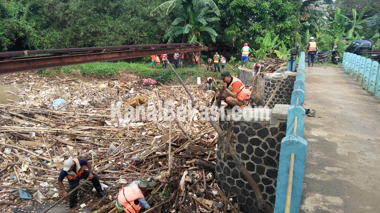Tumpukan sampah bambu cemari sungai Cikeas