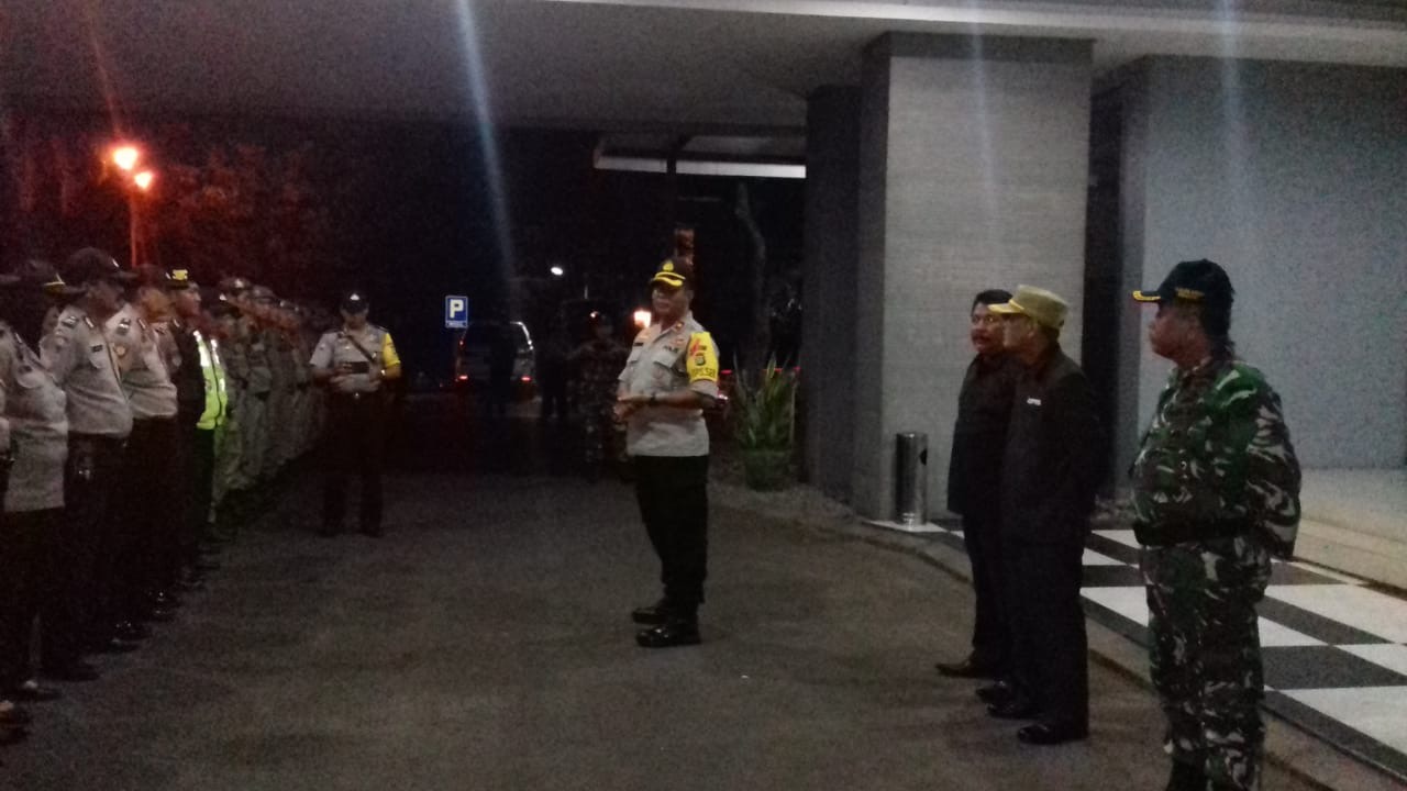 Kadis Parbud Ahmad Zarkasih didampingi unsur Polsek, Satpol PP dan Koramil setempat menggelar operasi penertiban tempat hiburan malam