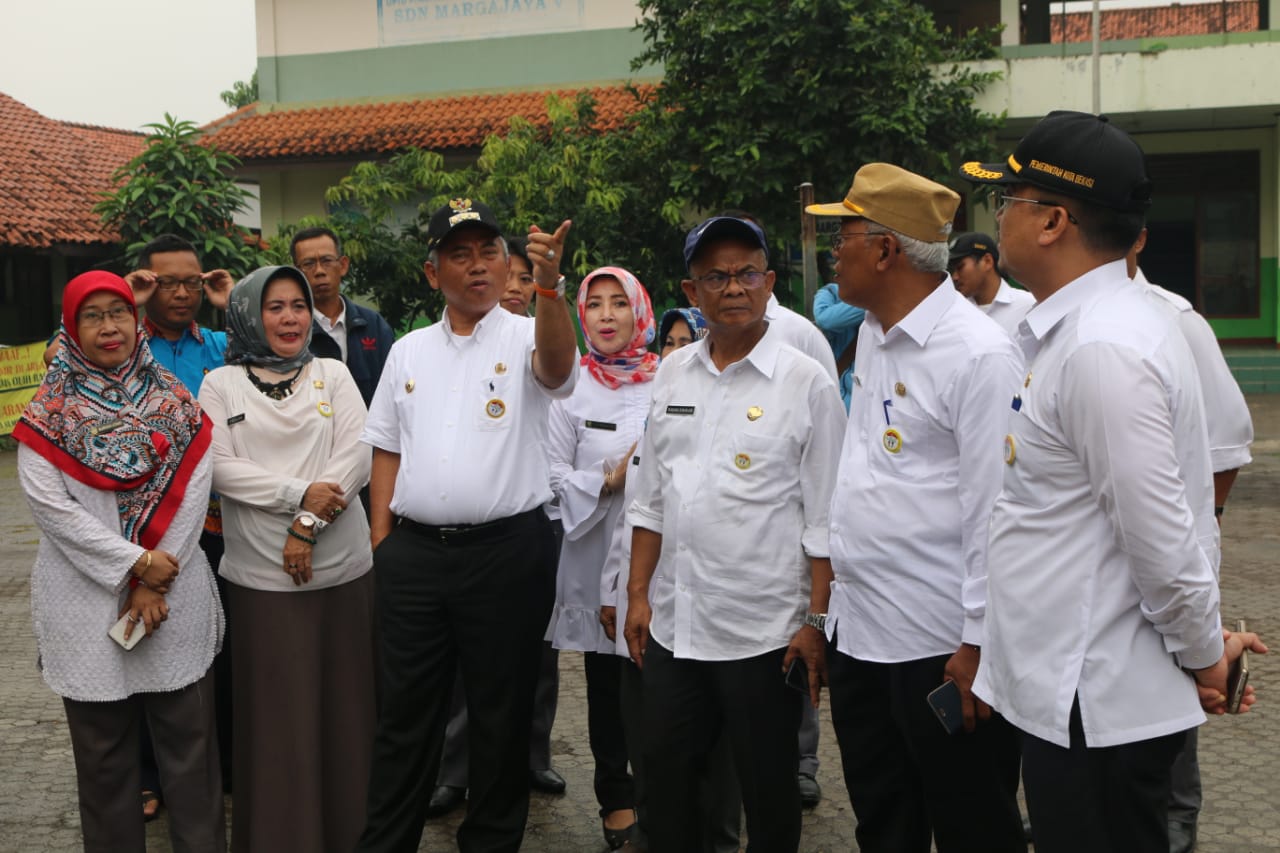 Walikota Bekasi Rahmat effendi meninjau sekolah yang diperuntukan bagi penyandang disabiliitas