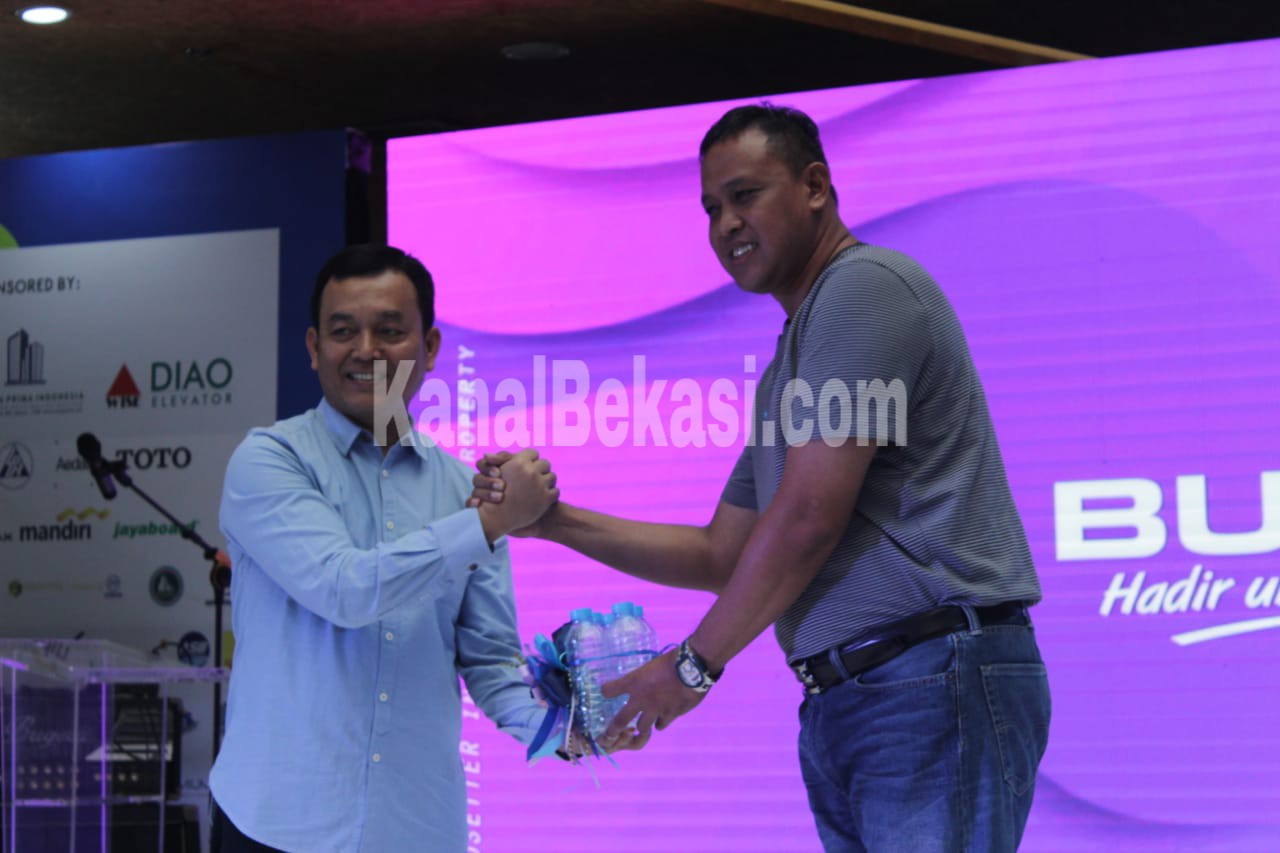 Wakil Wali Kota Bekasi, Tri Adhianto dan Direktur Utama PT PP Properti Tbk, Taufik Hidayat, saat meresmikan acara Beyond Artch Space 2018  di Mall Lagoon Avenue Bekasi, Sabtu (1/12)