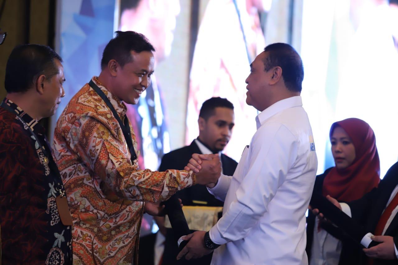 Wakil walikota Bekasi Tri adhianto menerima penghargaan dari Menpan RB Sjafruddin