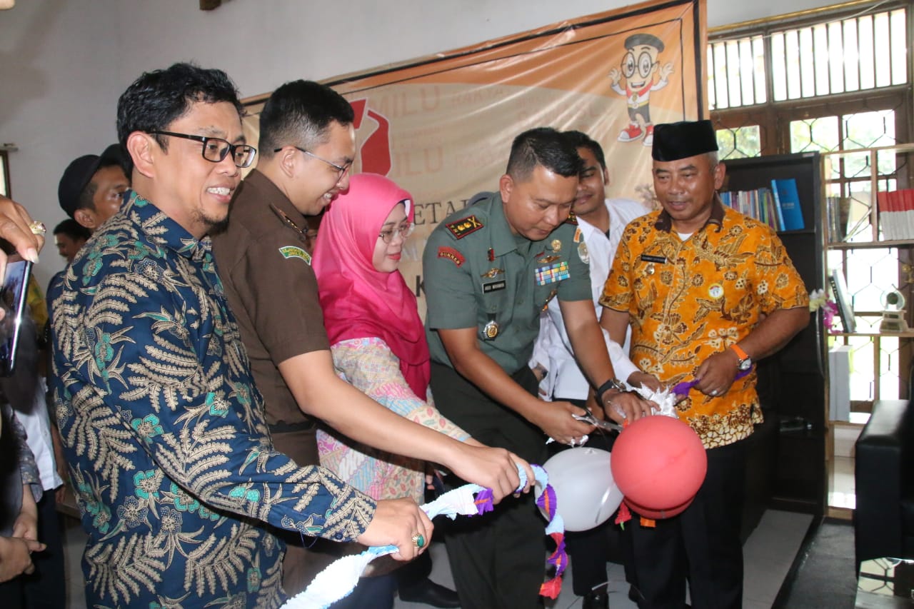 Ketua Bawaslu Jabar Abdullah bersama Walikota Bekasi Rahmat Effendi ketika meresmikan kantor Bawaslu kota Bekasi