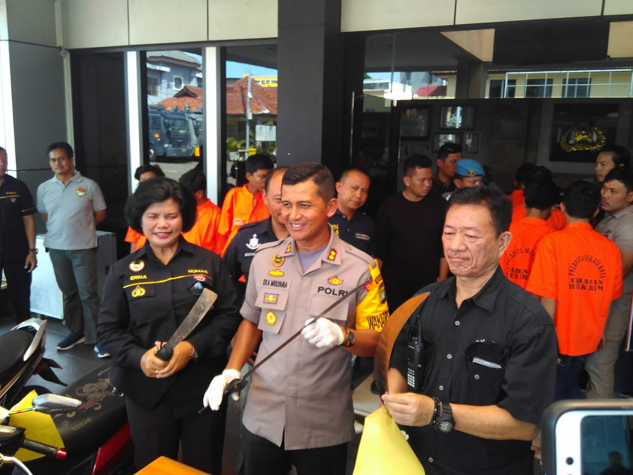 Wakapolres Metro Bekasi Kota melakukan konferensi pers penangkapan begal di Kota Bekasi