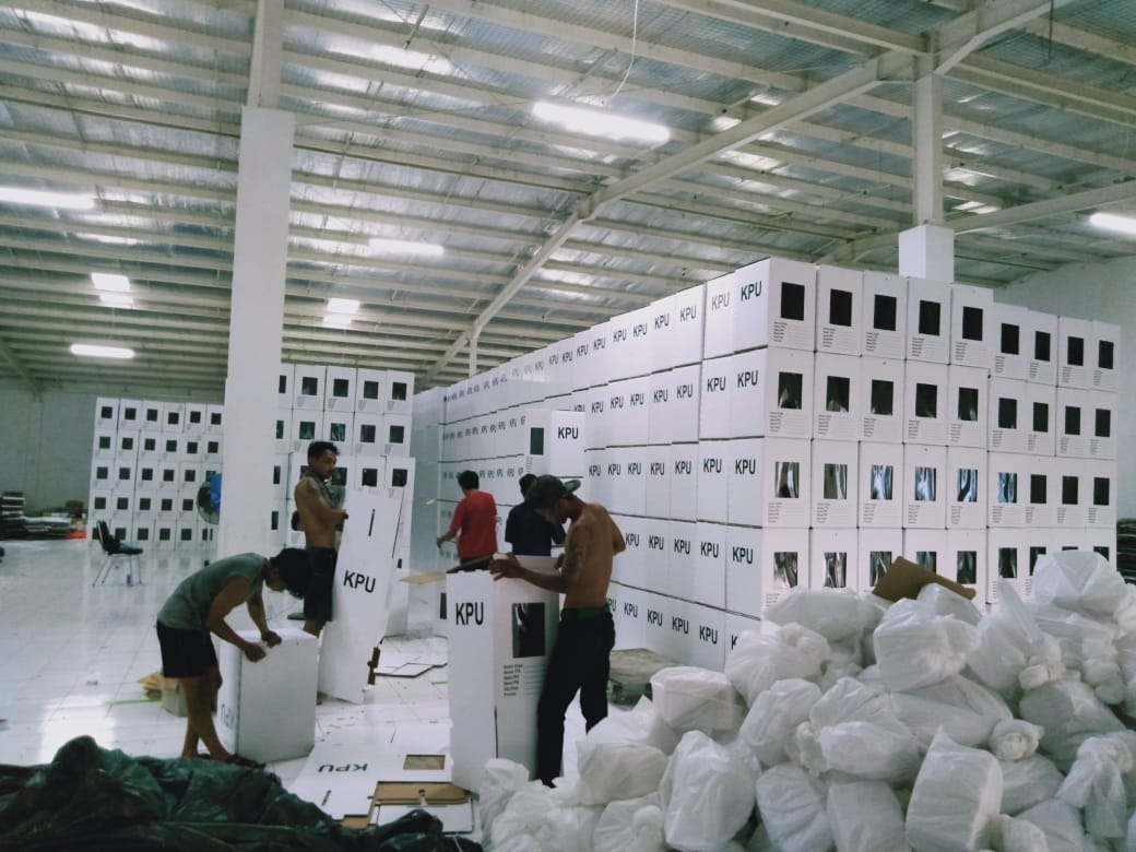 KPU Kota Bekasi tengah memasuki tahap pengaturan surat suara kedalam kota suara, untuk memastikan jumlah logistik Pemilu 2019 
