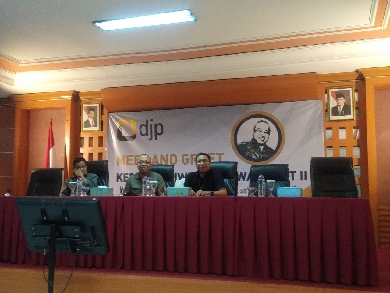 Kepala Kanwil DJP Jawa Barat II, Yoyok Satiotomo (tengah), menggelar meet and greet dengan para awak media di kantor Kanwil DJP Jawa Barat II