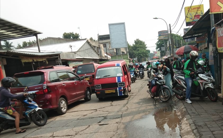 Sejumlah pengemudi ojol dan angkutan umum, di Jalan Perjuangan, Bekasi Utara, dikeluhkan warga karena dituding kerap menimbulkan kemacetan