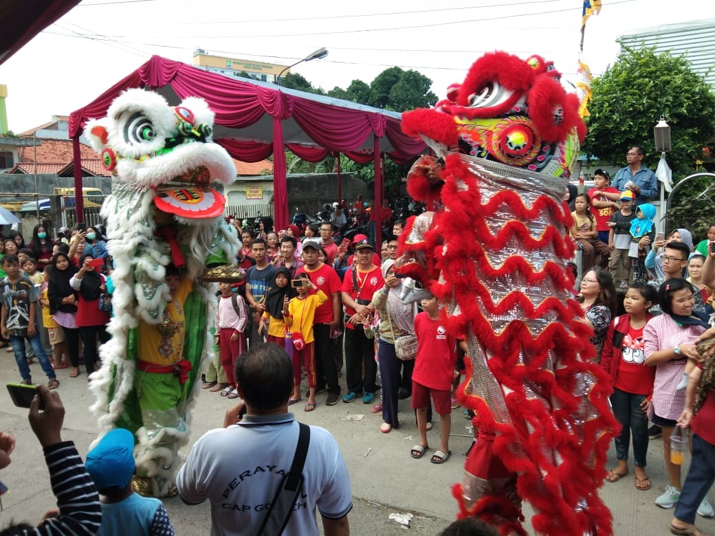 Pertunjukkan Barongsai pada perayaan Cap Go Meh di Klenteng Hok Lay Kiong, Selasa (19/2) 