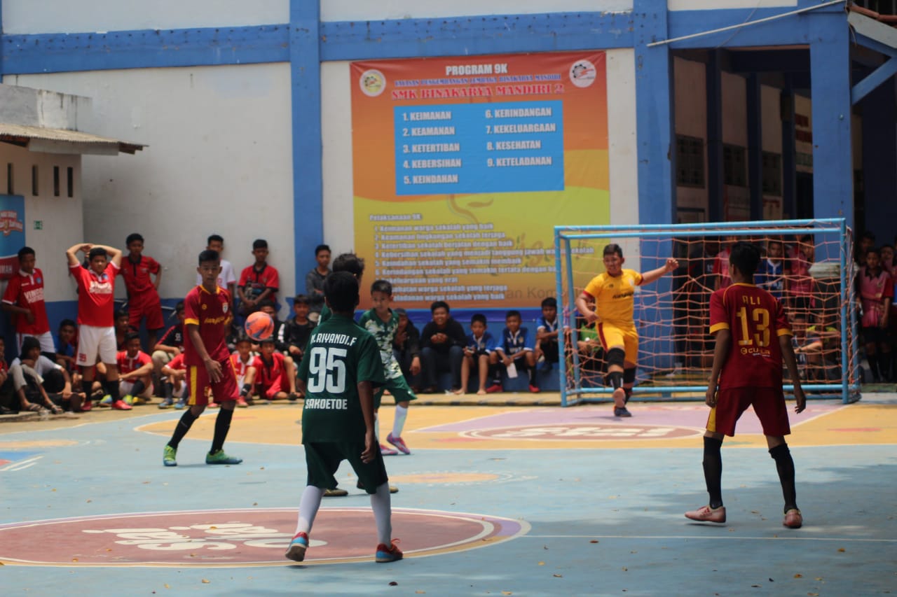 Dua tim futsal tingkat SMP sedang bertanding dalam turnamen kejuaran futsal tingkat SMP/MTS yang digelar SMK Bina Karya Mandiri 2 Bekasi. Sebanyak 35 tim futsal terdiri dari para pelajar dari Kota Bekasi maupun Kabupaten Bekasi, mengikuti pertandingan yang diselenggarakan mulai tanggal 23 - 24 Februari dan tanggal 2 - 3 Maret 2019.(foto/den) 